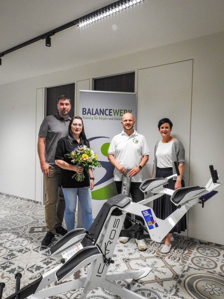 Gruppenfoto zur Eröffnung von BalanceWerk mit Team und Gästen
