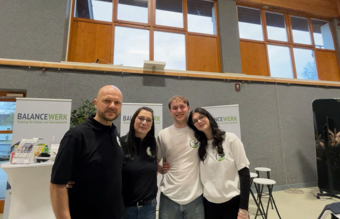 Besucher und Team am BalanceWerk-Messestand