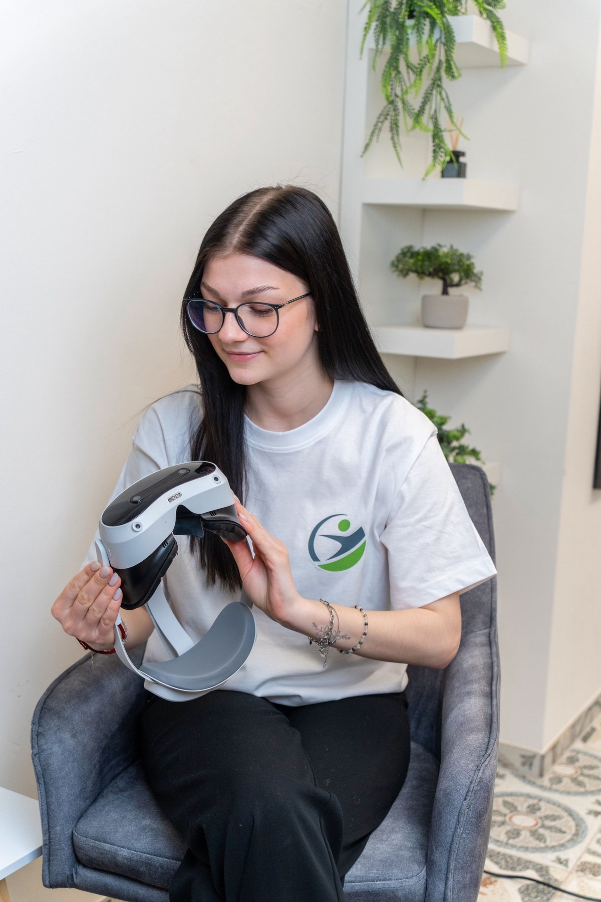 VR-Headset in der Hand vor einer Session