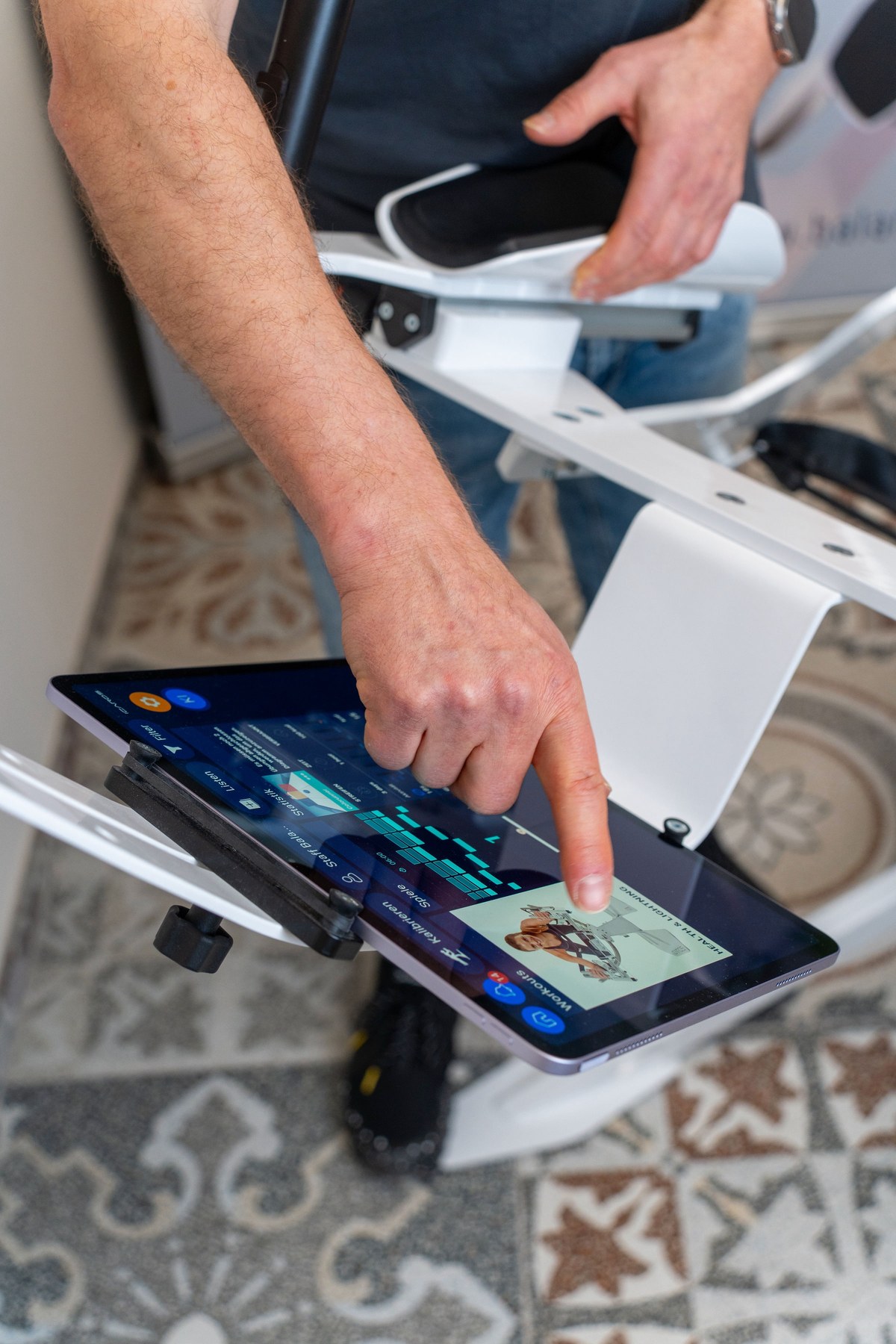 Nahaufnahme der Tablet-Bedienung im Training