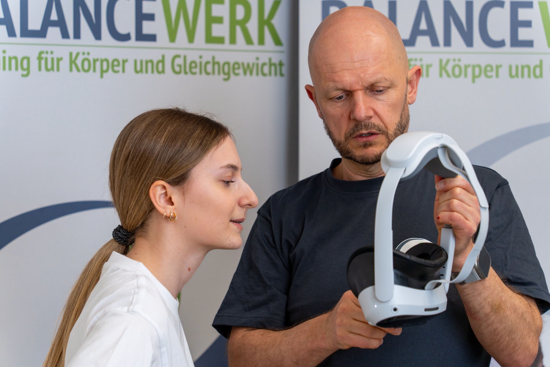 Vorbereitung der VR-Brille mit persönlicher Betreuung