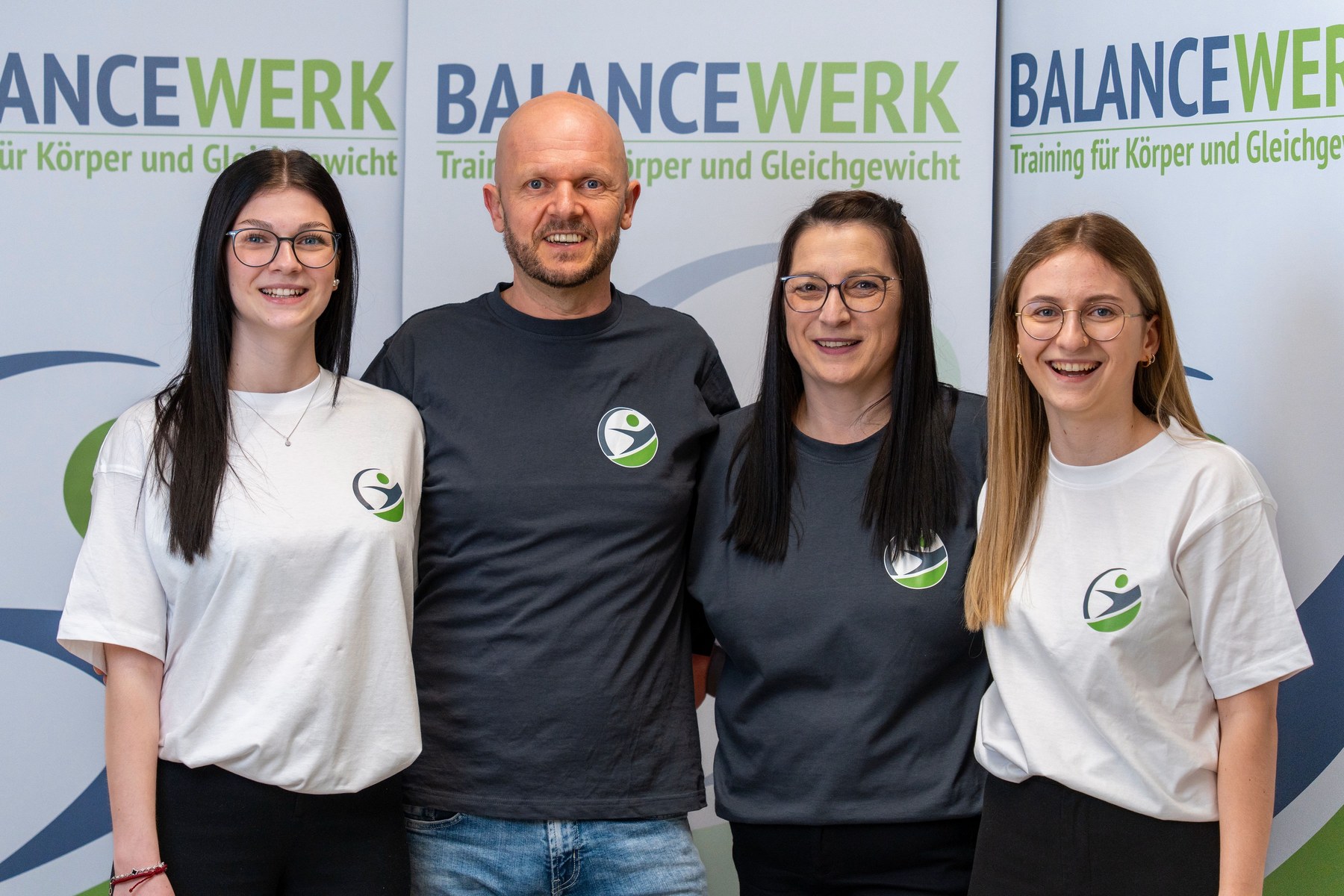 Gruppenbild mit BalanceWerk Team und Gästen